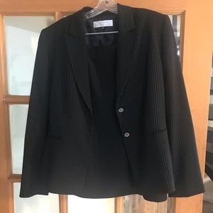 EUC Tahari suit set!!